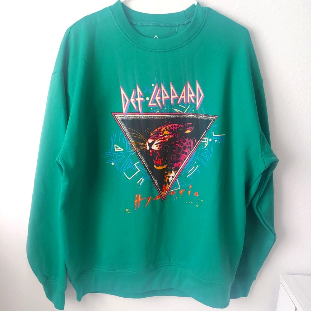 NWT- Women’s Def Leppard Graphic Sweatshirt Green Size Large